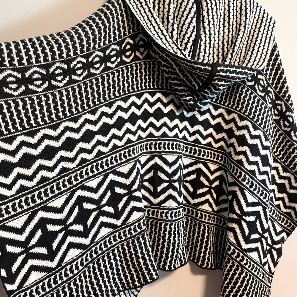 White House Black Market Boho Geo Hooded Knit Poncho Black White Size XSP/SP - Picture 9 of 11
